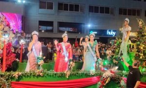 La alegría, el color y la música protagonizan el desfile de la Feria de la Chinita