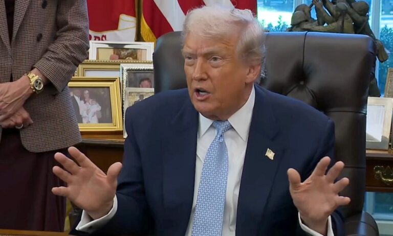 Trump insiste en que no descarta ninguna opción con Venezuela