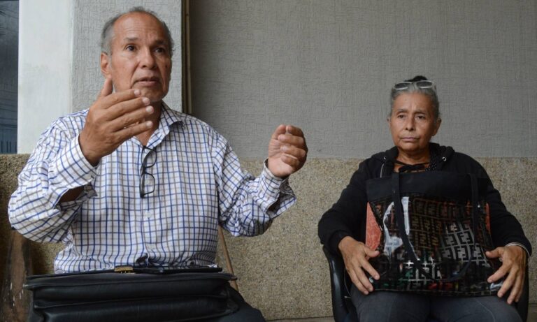 Familia solicita ayuda para reparar techo y cesar problemas con la comunidad