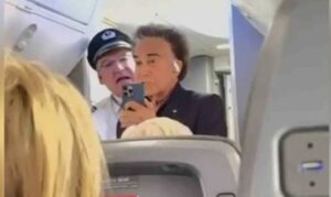 Obligan a “El Puma” a abandonar un vuelo tras discusión