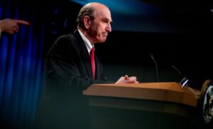 Elliott Abrams considera que Trump "debe hacer más" contra Maduro
