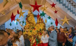 Gaitas, luces y alegría desbordan el Palacio de los Cóndores con el encendido navideño