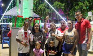 Encienden las luces navideñas de la Vereda del Lago