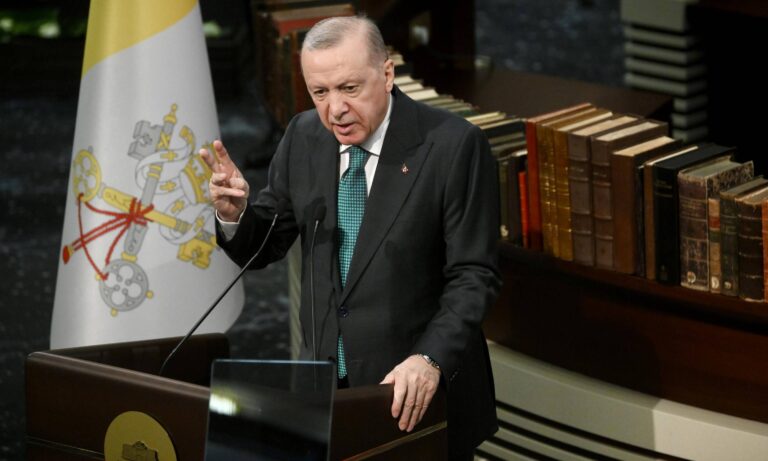 Erdogan denuncia ante el León XIV el bombardeo de iglesias en Gaza