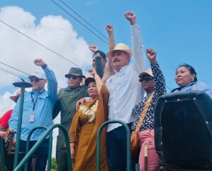 Gobernador promete 70 kilómetros de vialidad asfaltada antes de Navidad en Guajira