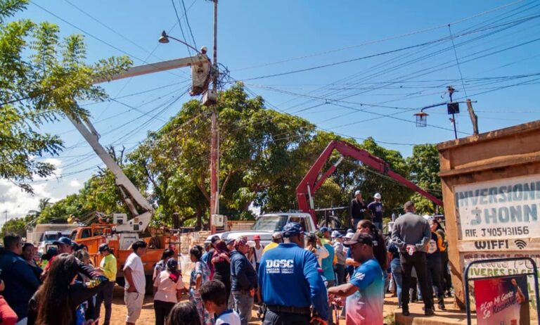 Instalan transformadores y luminarias en la parroquia San Isidro
