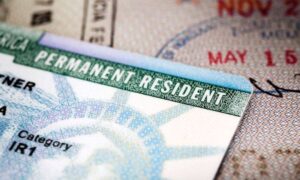 Nueva regla de Trump sobre las “green cards” golpea a la migración legal