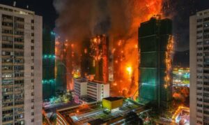 Suman 13 fallecidos en incendio de 4 edificios en Hong Kong