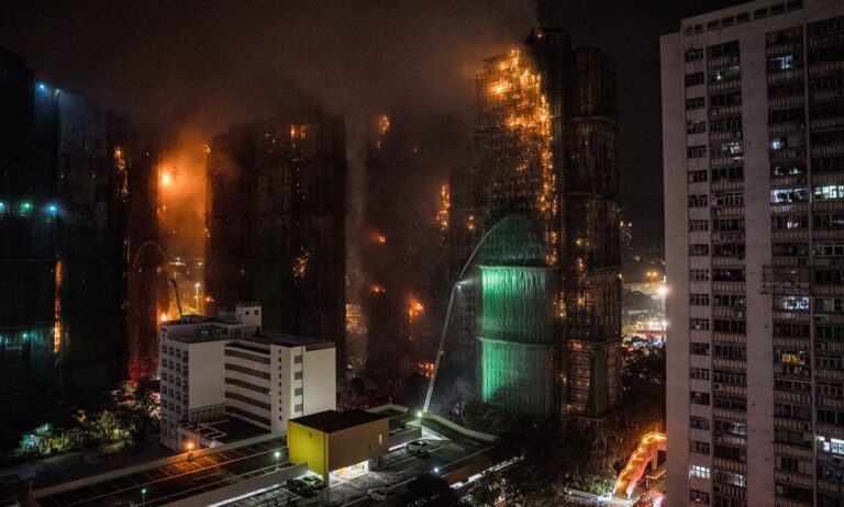 Suben a 36 los muertos en el incendio de edificios residenciales en Hong Kong