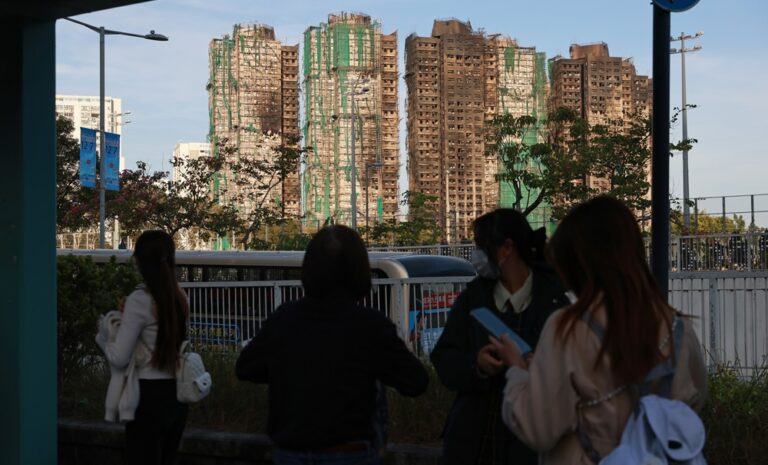 Van 128 muertos y 200 desaparecidos por incendio en edificios en Hong Kong