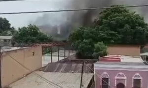 Reportan incendio en el Taller de Latonería y Pintura Hernández en Nueva Vía