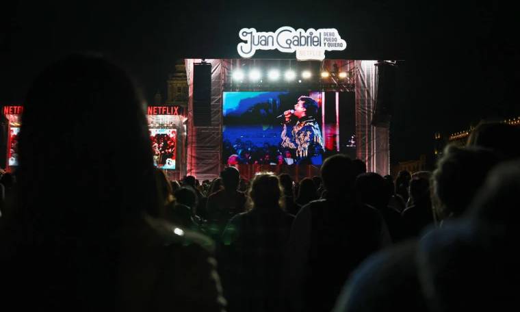 Mexicanos llenan el Zócalo para recordar a Juan Gabriel y su mítico concierto