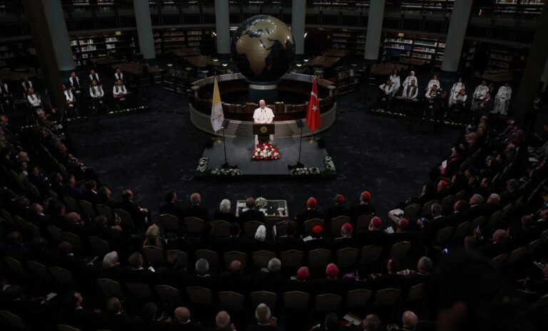 León XIV pide en Turquía que más personas favorezcan el diálogo ante los fuertes conflictos