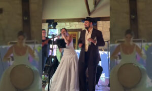 Orgullosa marabina se casa al ritmo de tambora y gaitas en Houston