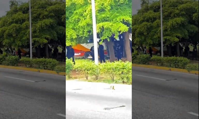 Microbús sin frenos se estrella frente a Humanidades: no reportan heridos