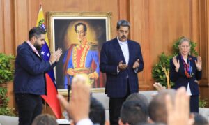 Maduro pide "serenidad absoluta" pese a amenazas de EE. UU.