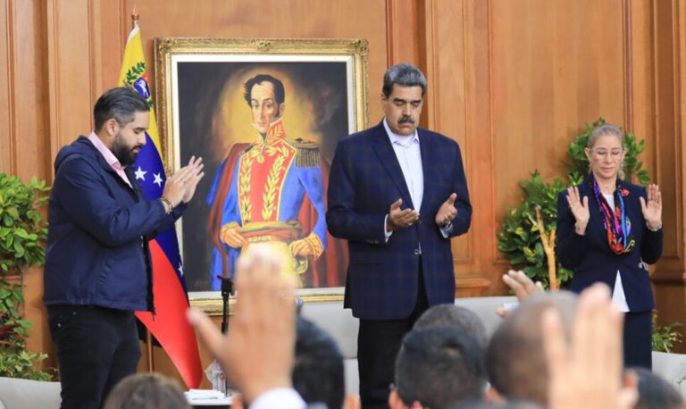 Maduro pide "serenidad absoluta" pese a amenazas de EE. UU.