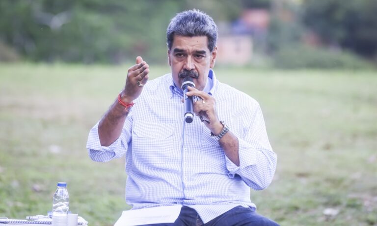 Maduro pide a votar "masivamente" en la cuarta Consulta Popular Nacional