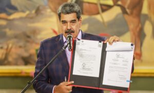 Maduro ordena crear comandos de defensa en caso de "lucha armada"