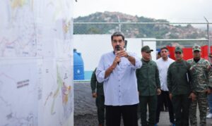 Maduro anuncia defensa de Caracas y La Guaira con "armamento pesado y misiles"