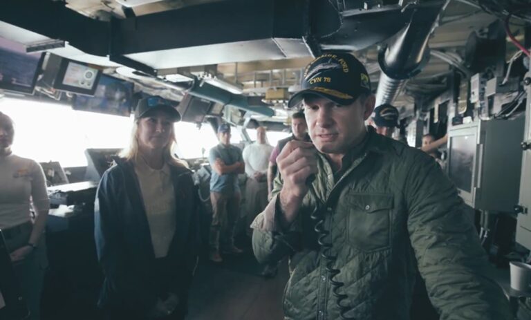 Secretario de Guerra visita el USS Gerald R. Ford para agradecer a las tropas