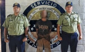 Lo apresan por agredir borracho a su madre