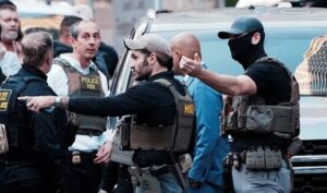 EE. UU. anuncia nuevo "grupo operativo" en el sur de Texas tras redada masiva