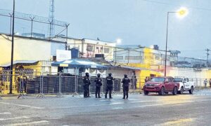 Mueren al menos 2 venezolanos en 2 motines en cárcel de Ecuador