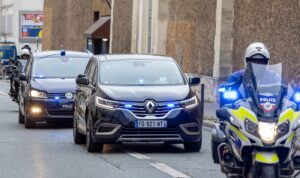 Sarkozy sale en libertad condicional tras pasar 20 días en la cárcel