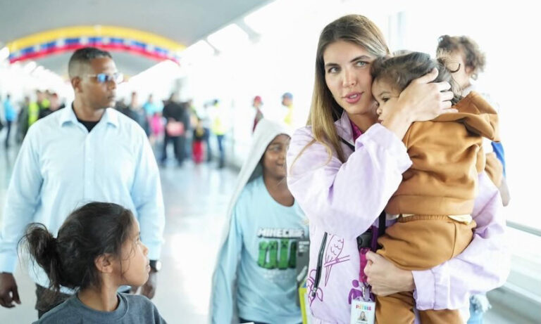 Regresan desde Texas 200 migrantes venezolanos, incluidos 13 niños