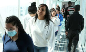 Arriban a Maiquetía 200 venezolanos repatriados desde Arizona