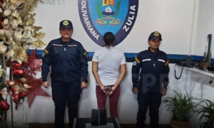 Capturan a mujer por robar teléfonos en Plaza Lago