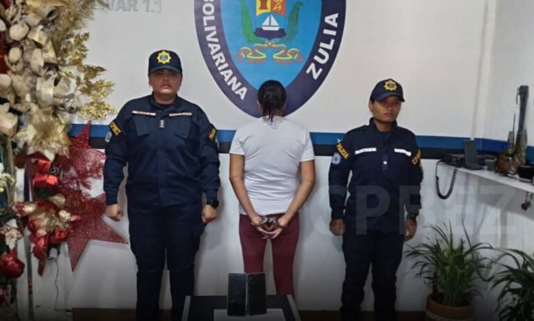 Capturan a mujer por robar teléfonos en Plaza Lago