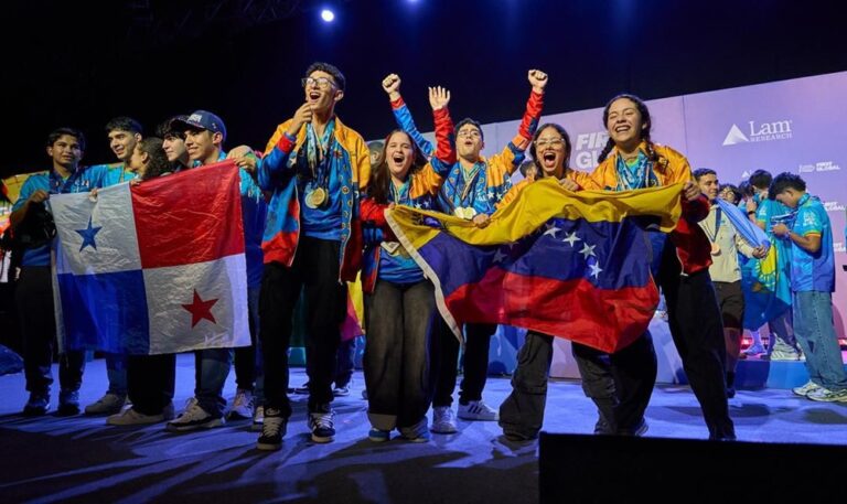 Selección nacional de robótica gana en el FIRST Global Challenge 2025