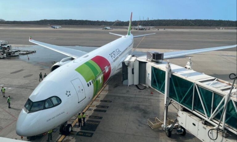 Gobierno insta a aerolíneas a reanudar sus vuelos antes del mediodía de este miércoles