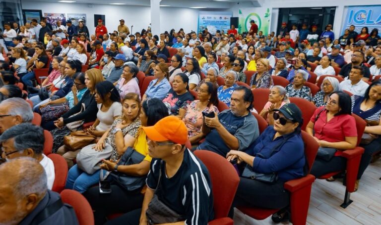 Entregan títulos de propiedad de tierra urbana a 330 familias de Maracaibo y San Francisco