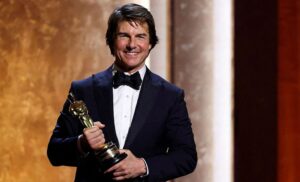 Tom Cruise recibe su primer Oscar en los Governors Awards
