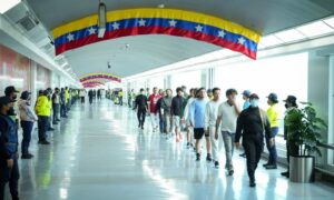 Arriban al país entre 175 deportados por EE. UU. 2 menores “arrancados de sus familias”