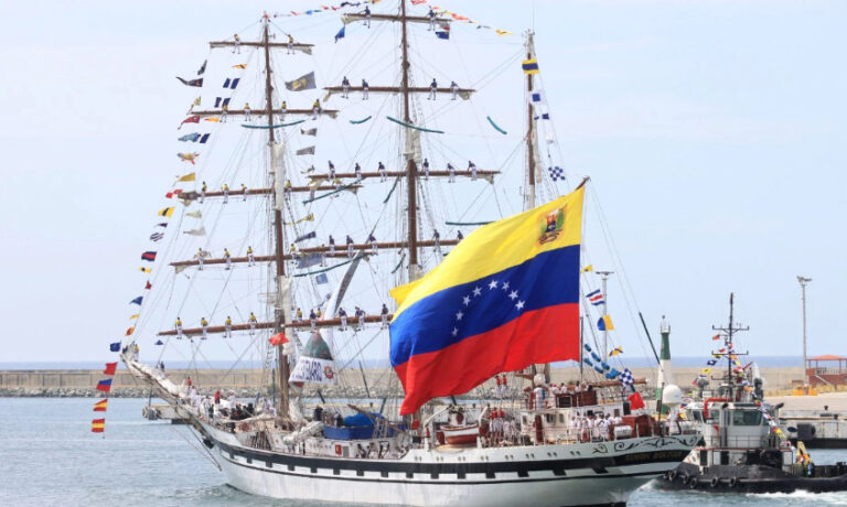 Buque Escuela Simón Bolívar llega al Lago de Maracaibo
