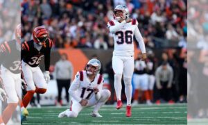 Designan al venezolano Andrés Borregales como jugador de la semana 12 en la NFL