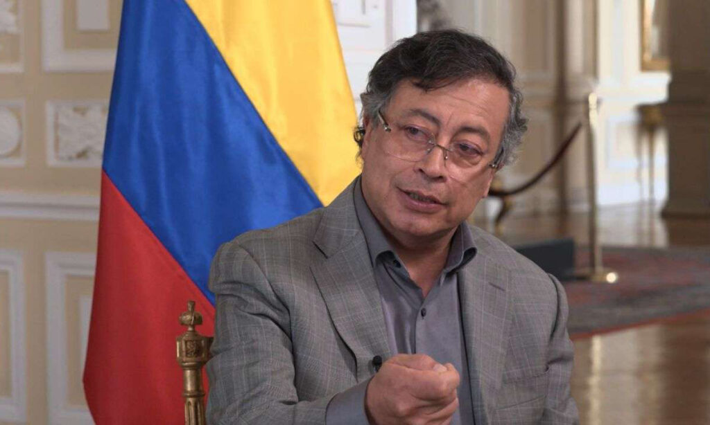 Petro cuestiona a Trump y pide a la UE normalizar vuelos a Venezuela