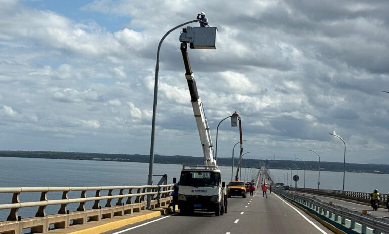 Rehabilitan iluminación de dos tramos del Puente sobre el Lago