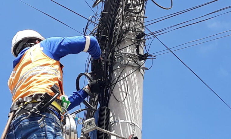 Descarga eléctrica durante instalación de fibra óptica deja un muerto y dos heridos