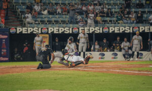 Leones vencen 6-1 a Águilas y dividen la serie en Maracaibo