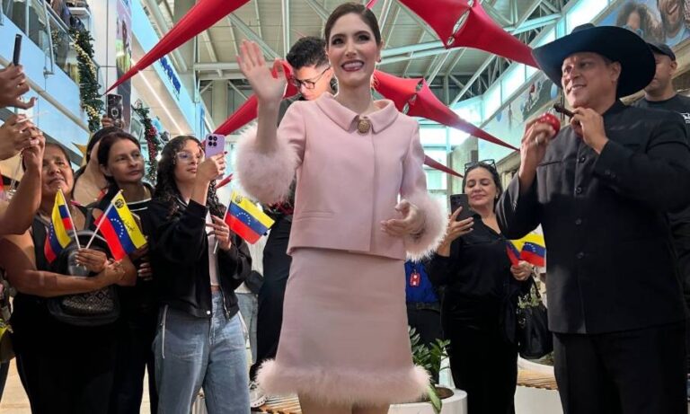 Stephany Abasali regresa al país tras su paso por Miss Universo