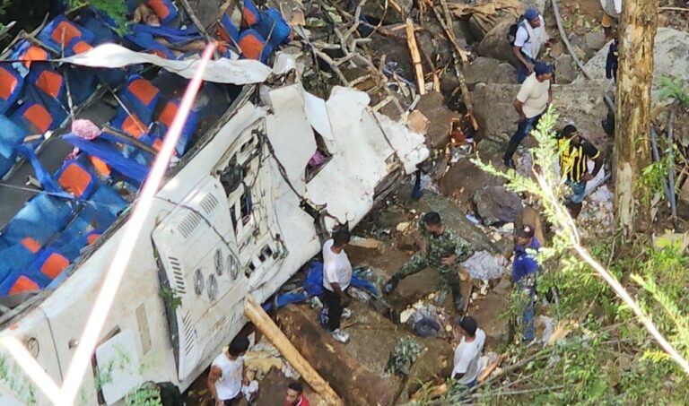 Suben a 16 los estudiantes muertos en accidente de autobús en Antioquia