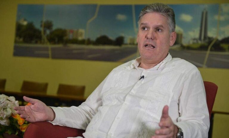 Condenan a cadena perpetua en Cuba a exministro de Economía tras su "traición a la patria"