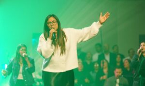 Andrea Fuenmayor estrena el “cover” de “Santa La Noche”