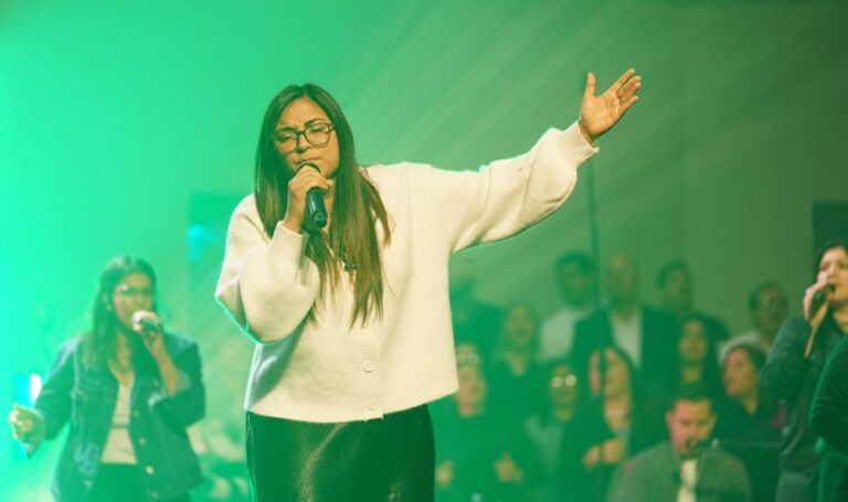 Andrea Fuenmayor estrena el “cover” de “Santa La Noche”