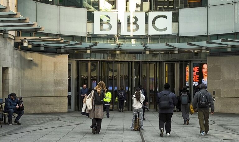 Trump demanda a la BBC por presunta difamación y pide hasta $5.000 millones